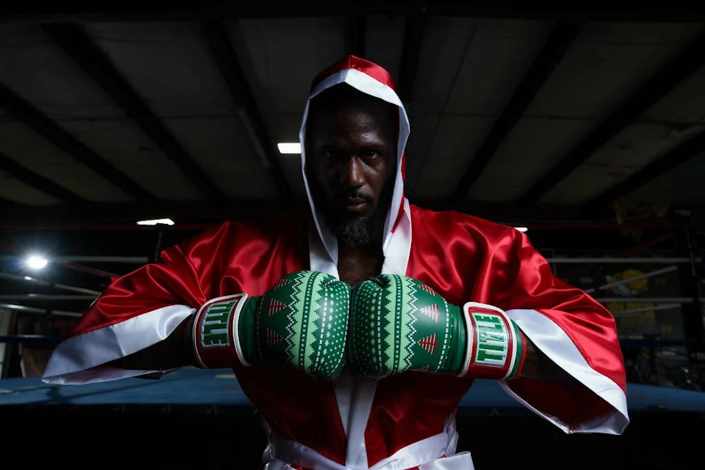 TITLE Boxing Limited Edition Deck The Halls Bag Gloves 2 TITLE Boxing Limited Edition Deck The Halls Bag Gloves - Image 2